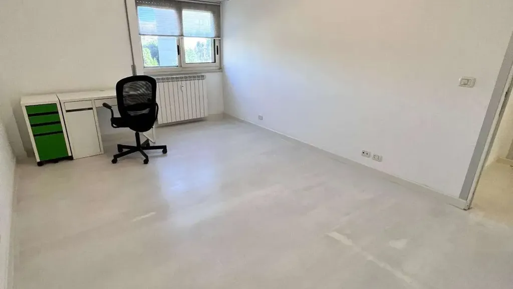 Bureau - Rented Apartment with Balcony in Rome