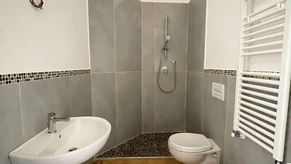 Bathrooms - Rusticated Flat with Terrace in San Jacopino, Florence