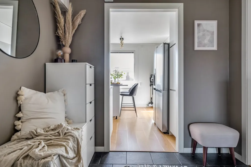 Entrée - Spacious 2-Room Flat with Balcony in Sunny Location