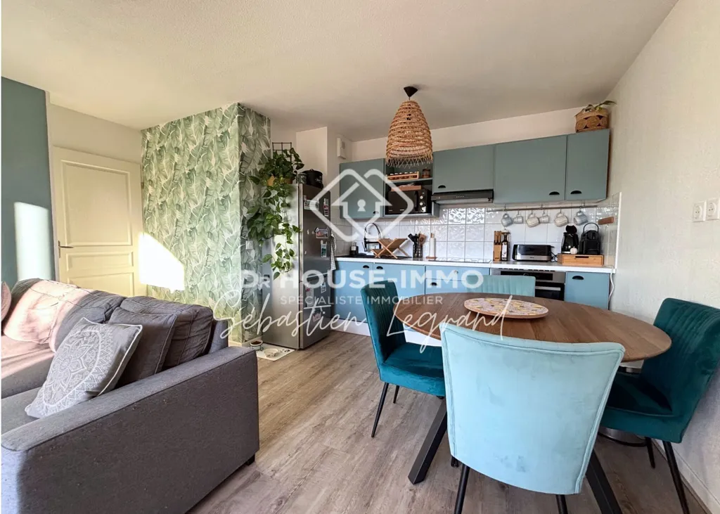 Living Room - T3 Flat with Balcony and Pool in Parempuyre