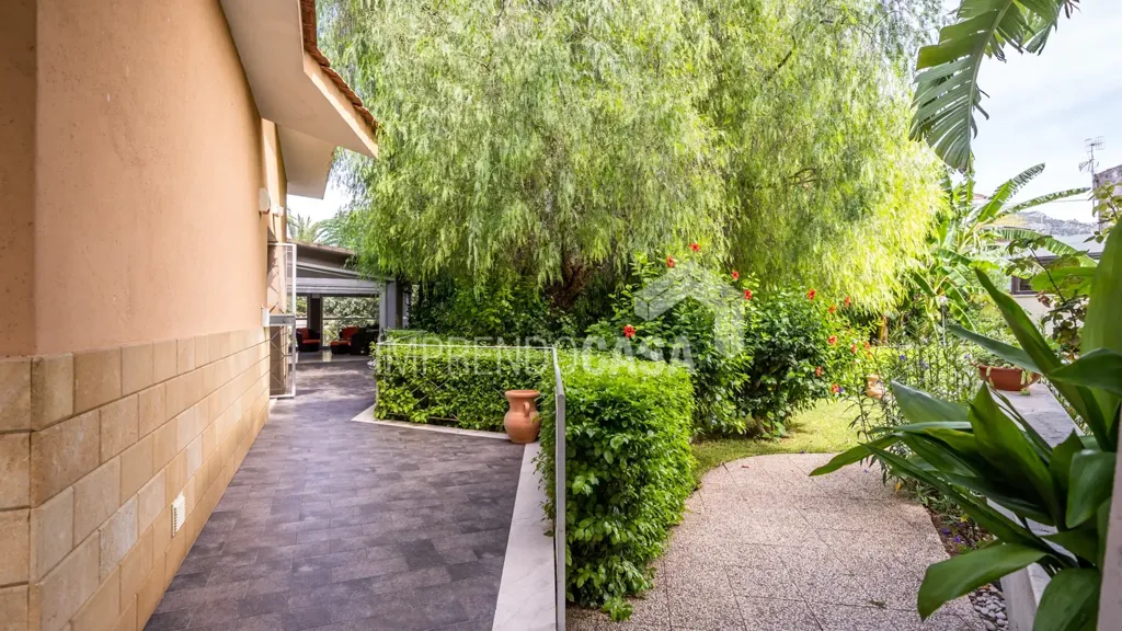 Jardin - Villa with Private Garden in Mondello, Palermo