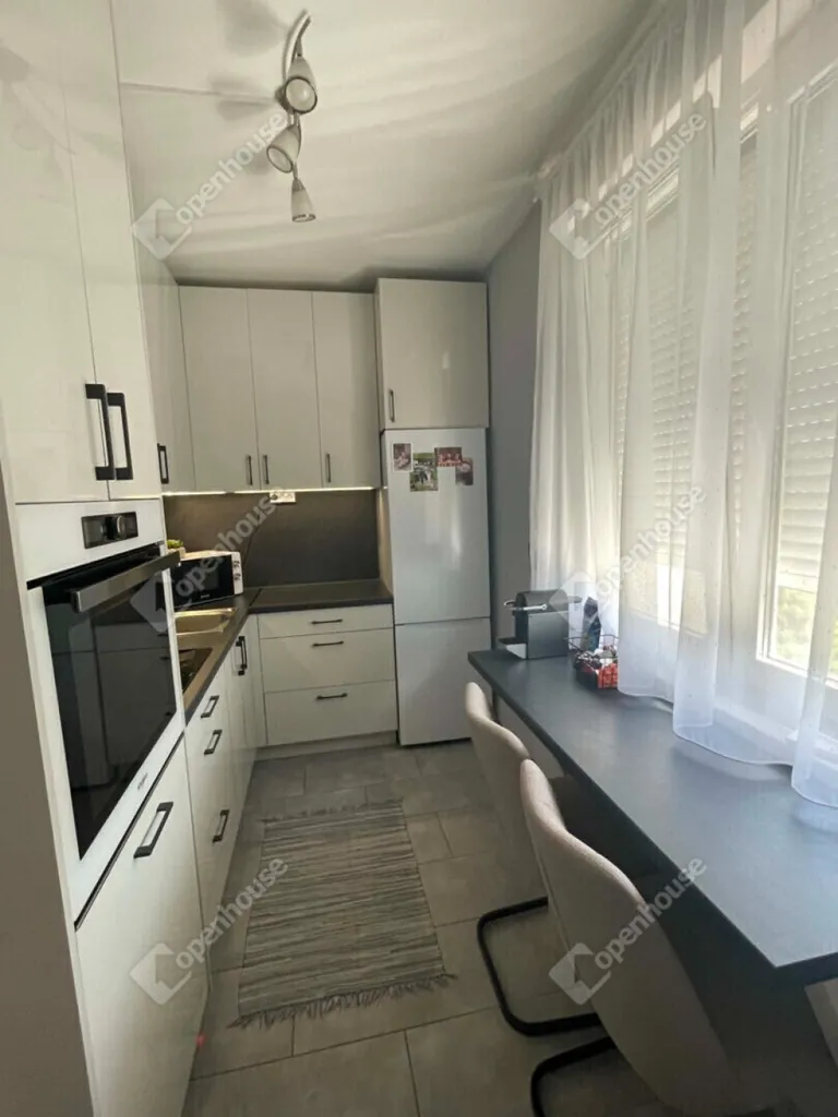 Köök - Modernised Apartment with Balcony in Tatabánya