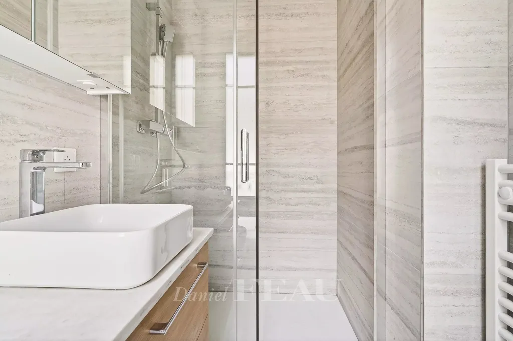 Salles de bain - Studio Rénové avec Fibre Optique au Marais