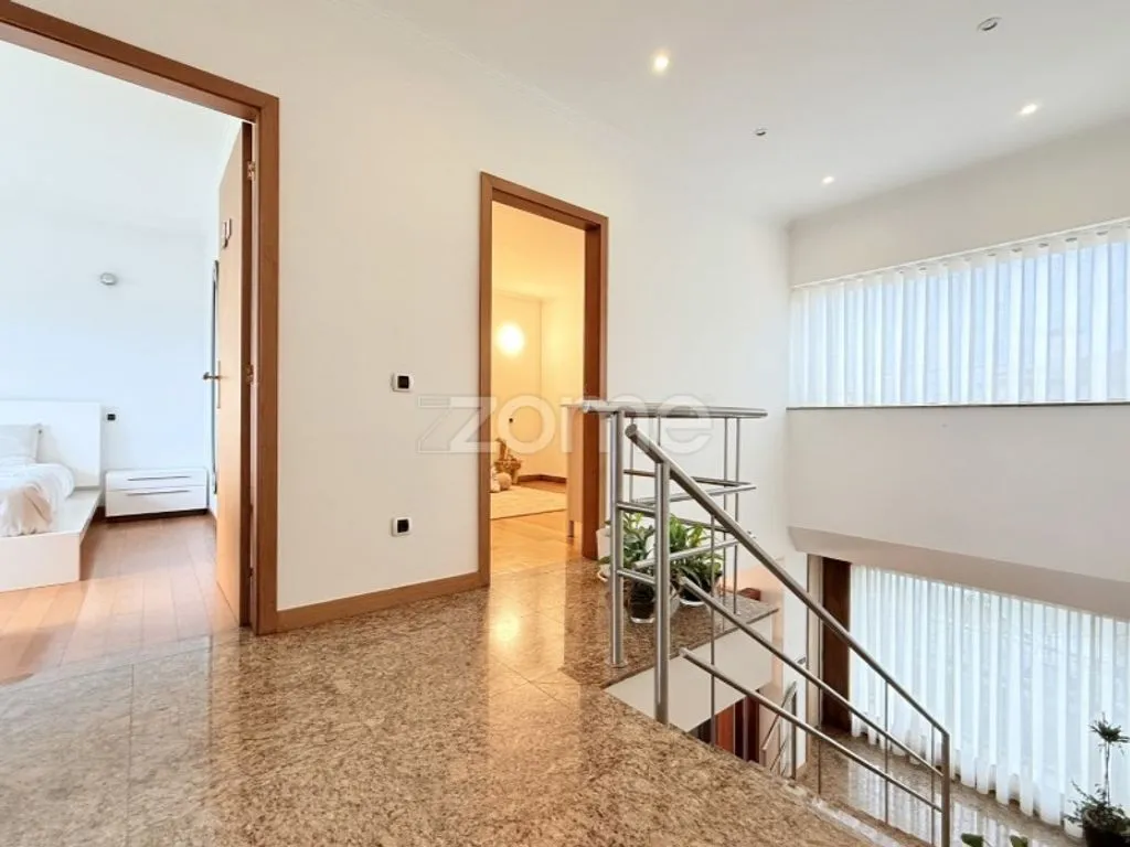 Esik - Luxury House with Garage in Brito, Guimarães
