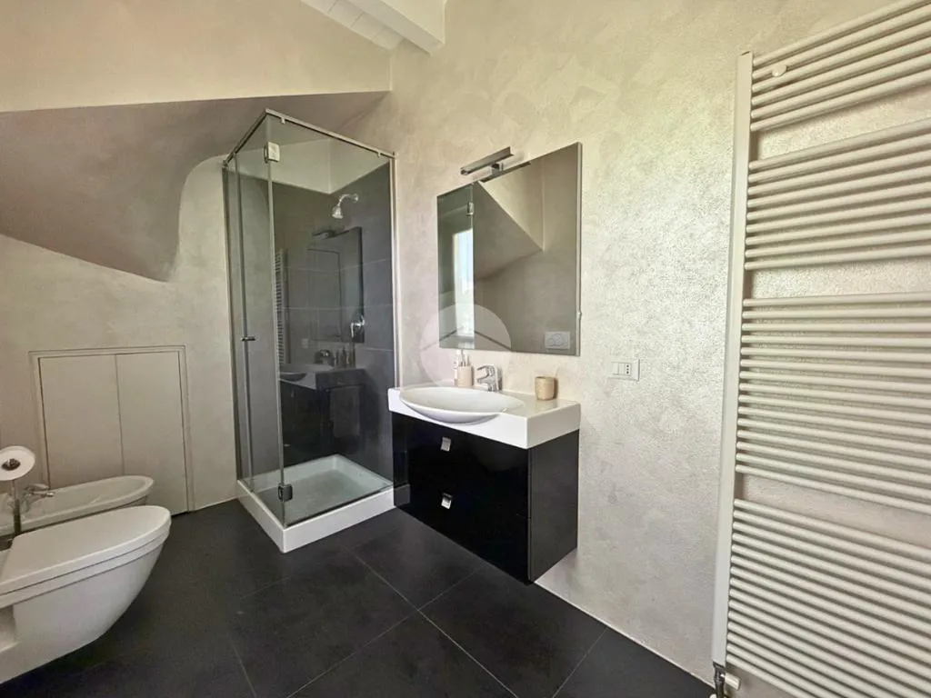 Salles de bain - Refined Two-Level Apartment with Lake View in Sarnico