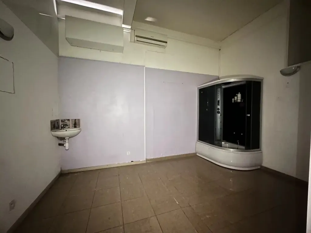 Bathrooms - Commercial Space with Air Conditioning in Saint-Louis