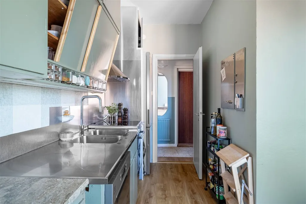 Köök - Charming 2nd Floor Flat with South-Facing Balcony in Uppsala