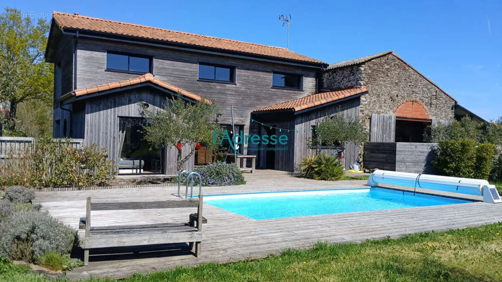 Piscine - Propriété Charmante avec Piscine en Campagne