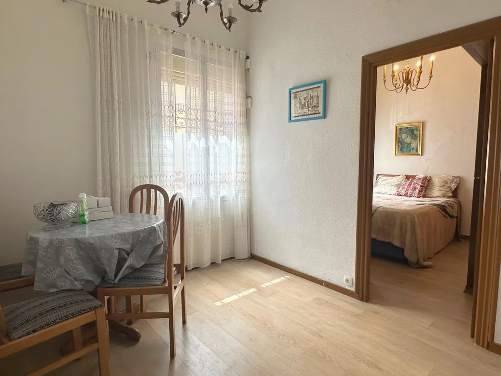 Magamistoad - 2-Bedroom Flat with High Ceilings in Adelfas