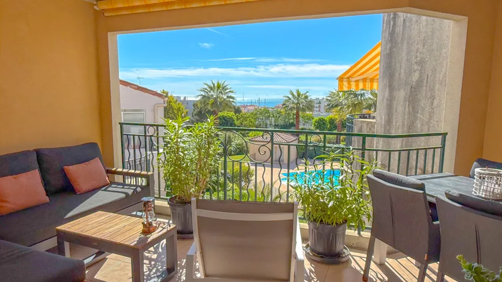 Terrass - Renovated 3-Bed Apartment with Sea View in Antibes