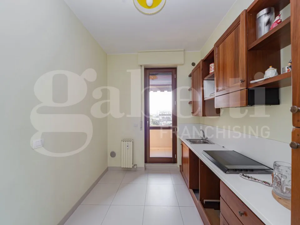 Cuisine - Modernised Apartment with Balcony in Monza