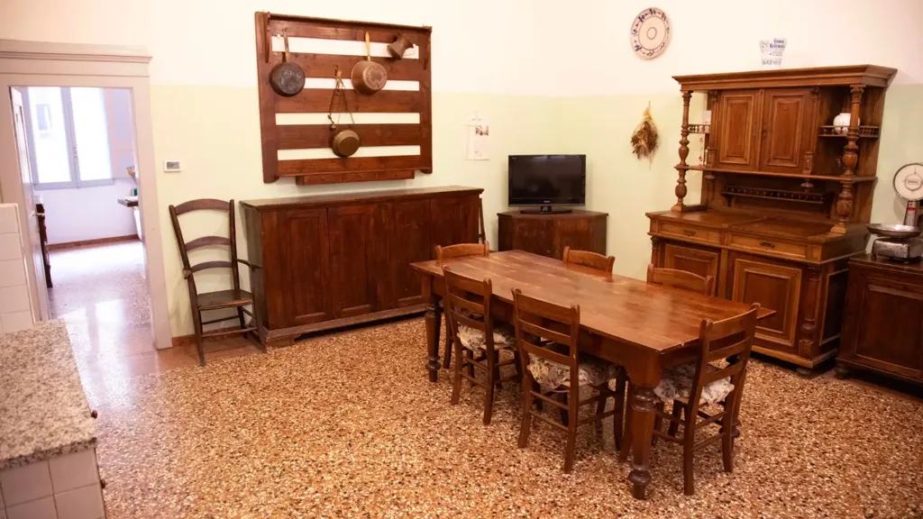 Salle à manger - Historic Apartment with High Ceilings in Bologna