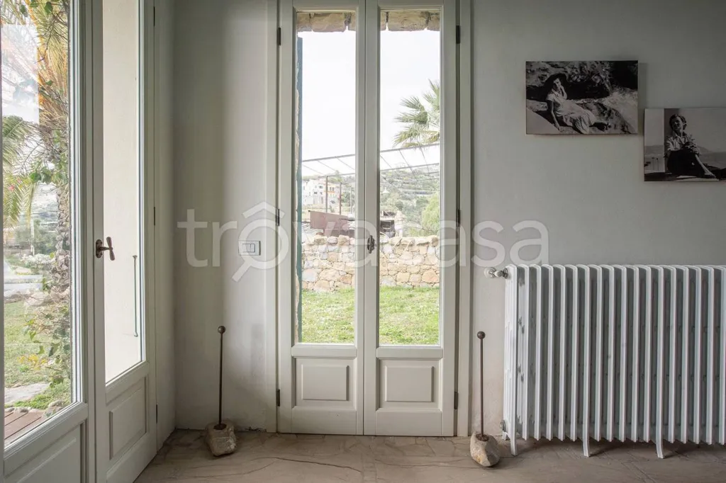 Esik - Luxury Villa with Infinity Pool in Bordighera