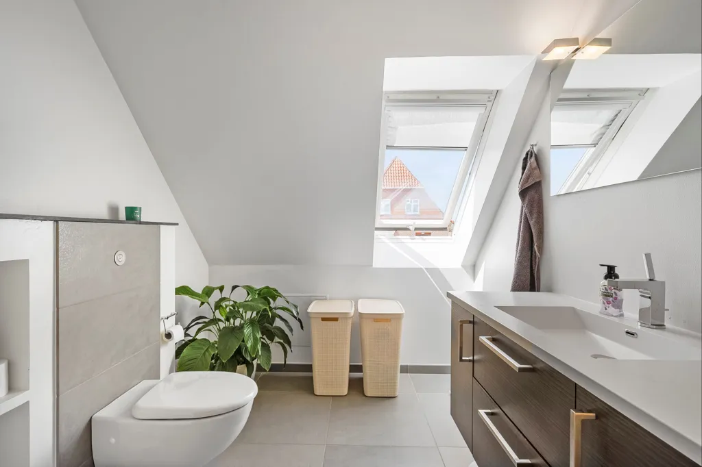 Vannitoad - Mestervilla with Historical Charm in Næsby