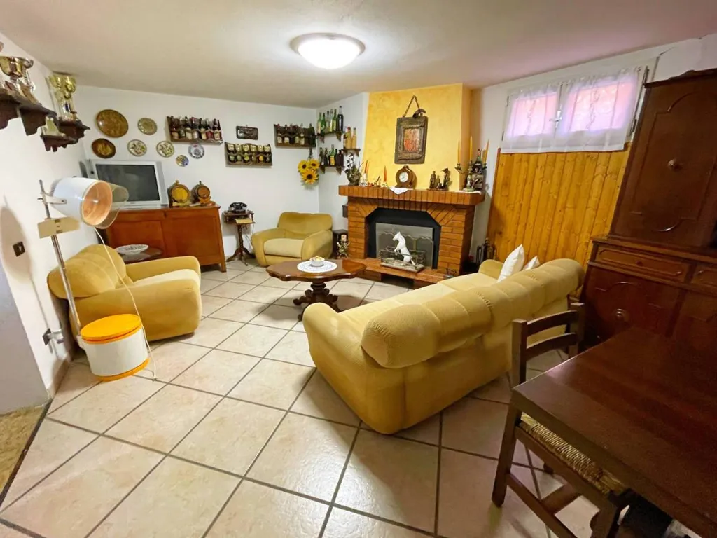 Elutuba - Armed Two-Bedroom Apartment with Balcony in Trecate