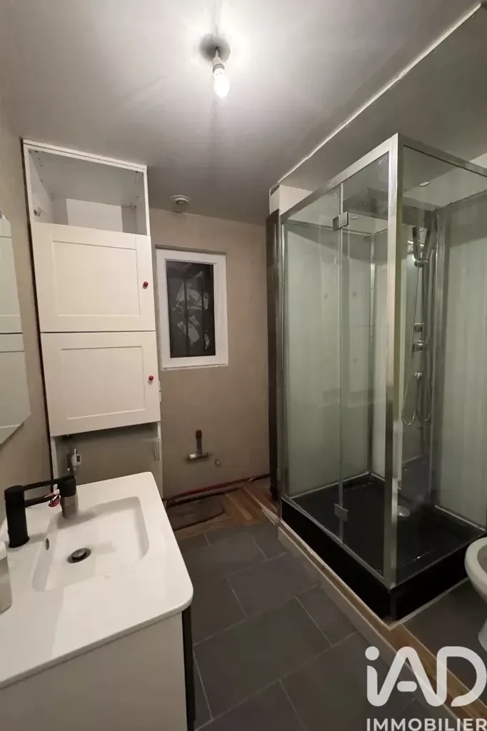 Salles de bain - Maison Traditionnelle avec Grand Terrain à Marcheprime