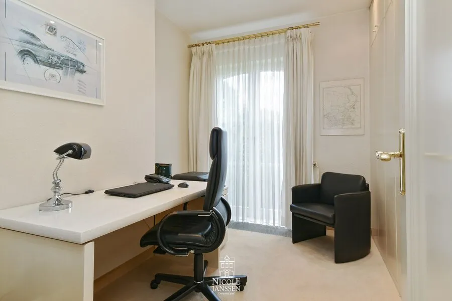 Bureau - Villa avec Piscine à Maaseik