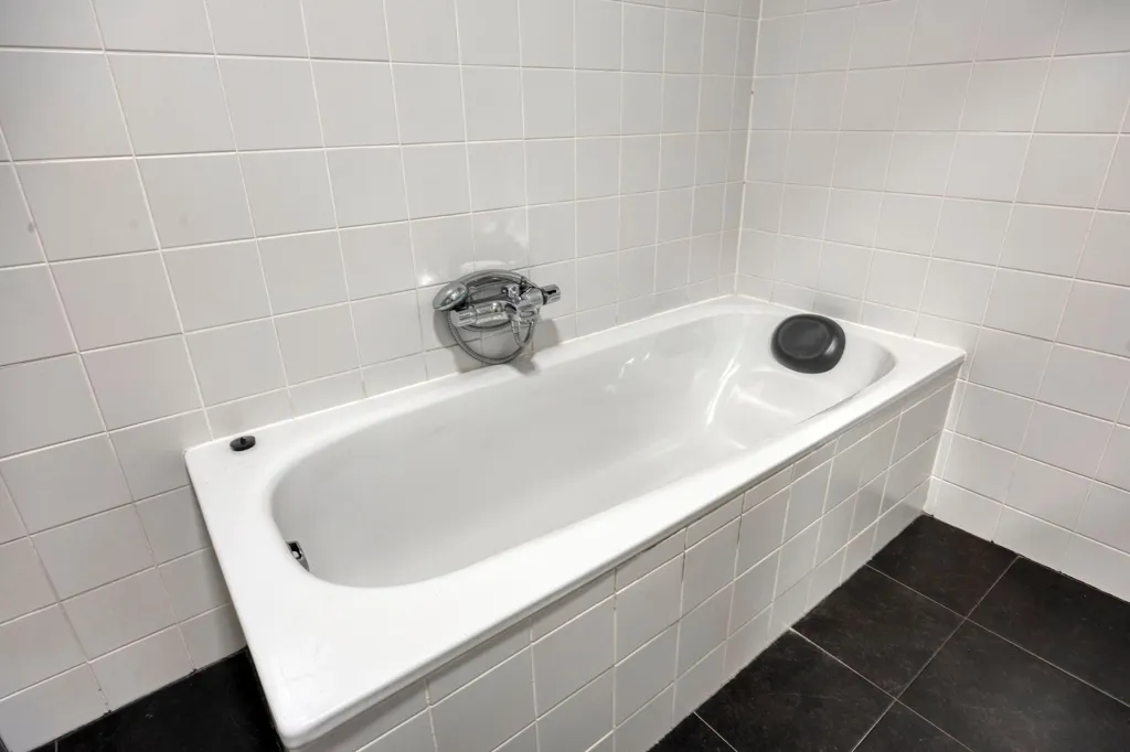 Salles de bain - Modernised Apartment with Balcony in Gennep