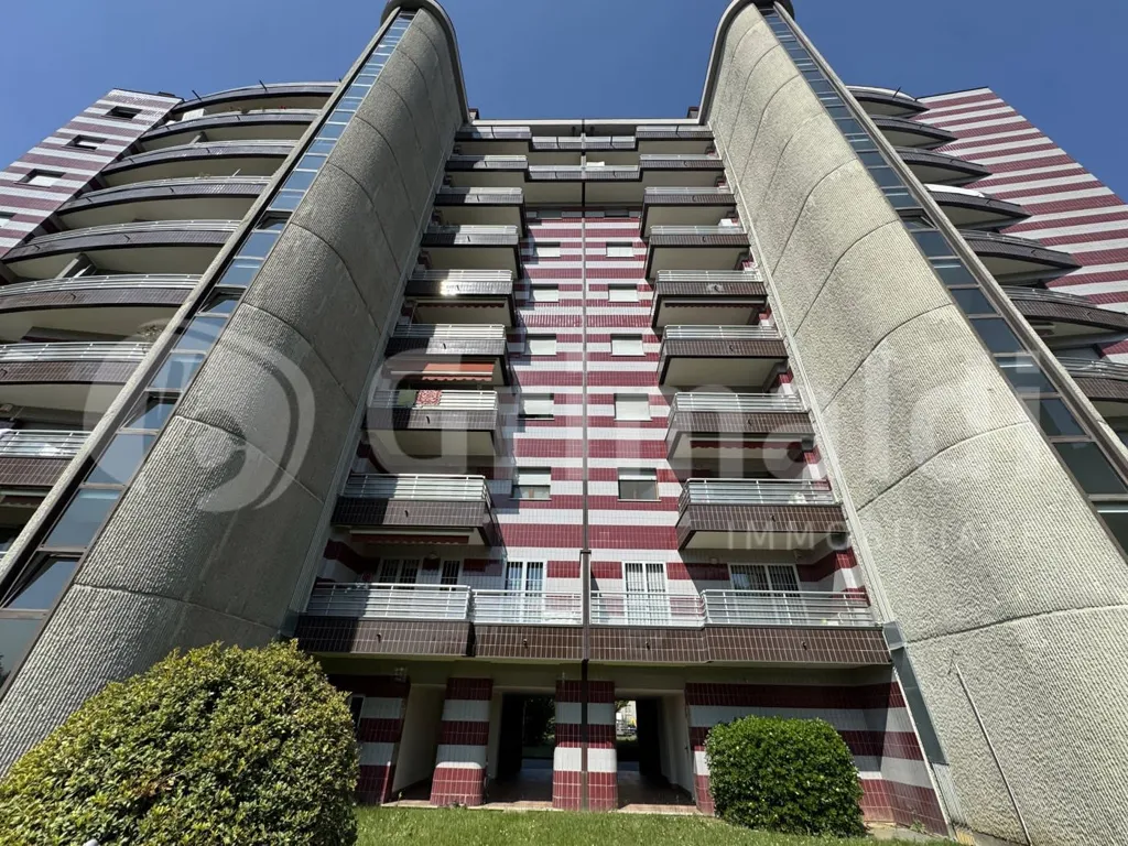 Exterior - Armed Two-Bedroom Apartment with Balcony in Milan