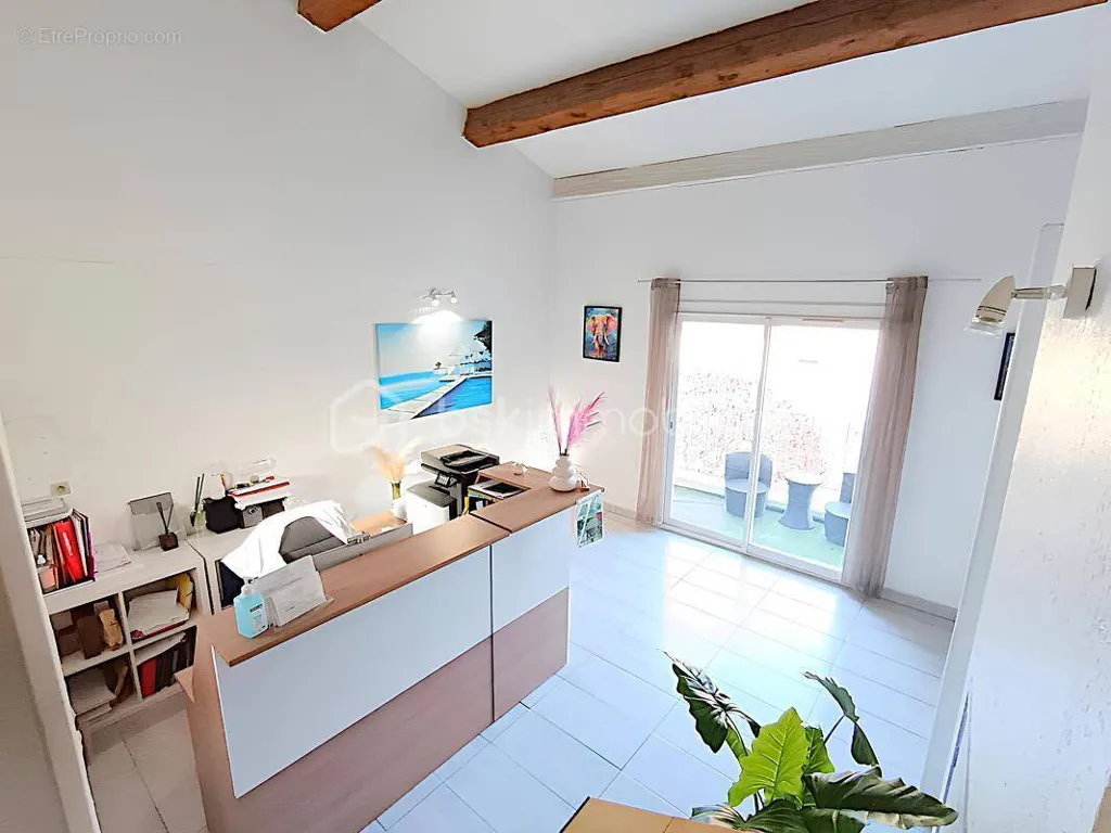 Esik - Medical Office with Parking in La Seyne-sur-Mer