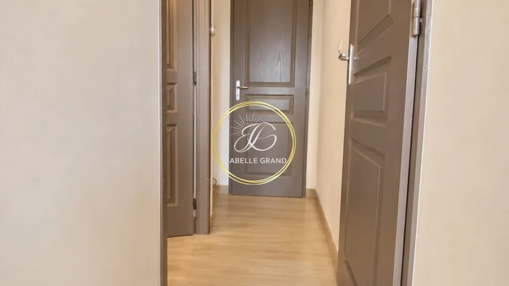 Esik - 3-Bedroom Apartment with City Centre View in Prades