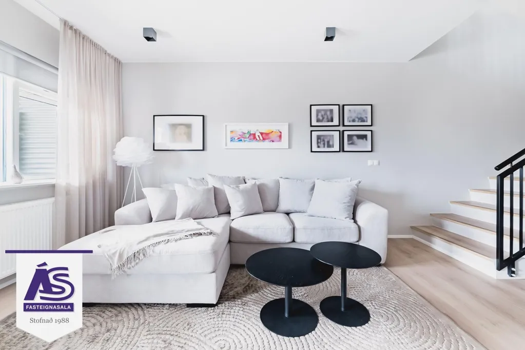 Soggiorno - Newly Built Duplex with Garden in Skarðshlíð
