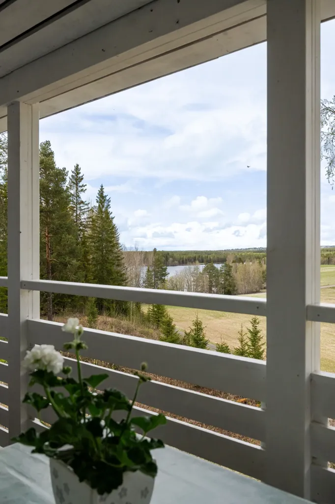 Balcon - Rustic Cottage with Lake View in Jämtland