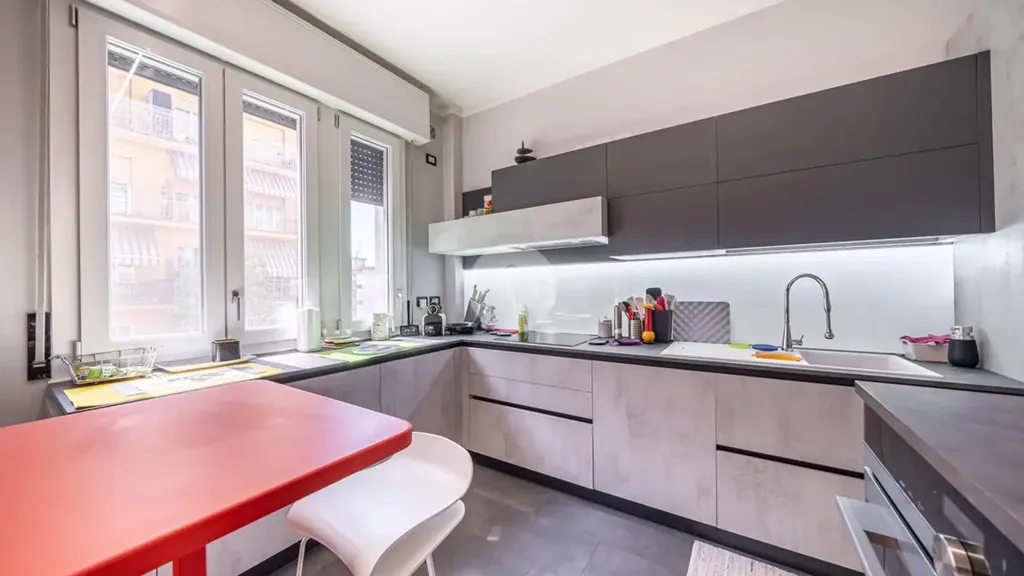 Cuisine - Spacious Trilocale with Balconies in Parma