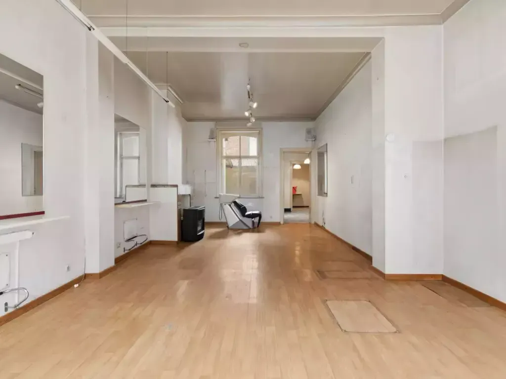 Toad - Mixed-Use Property with Commercial Space in Evere