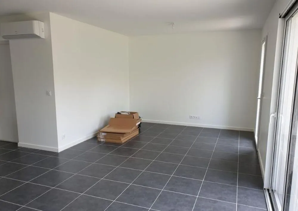 Pièces - Maison avec Terrasse et Garage à Lande-de-Fronsac