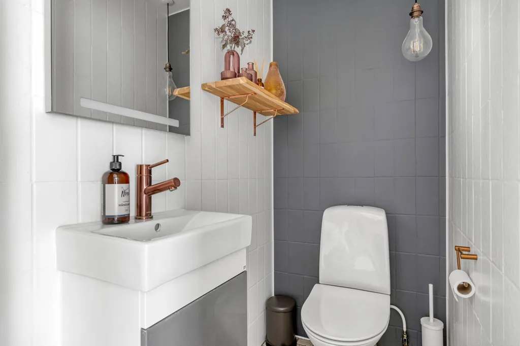 Bathrooms - Modernised Villa with Garden in Stenløse