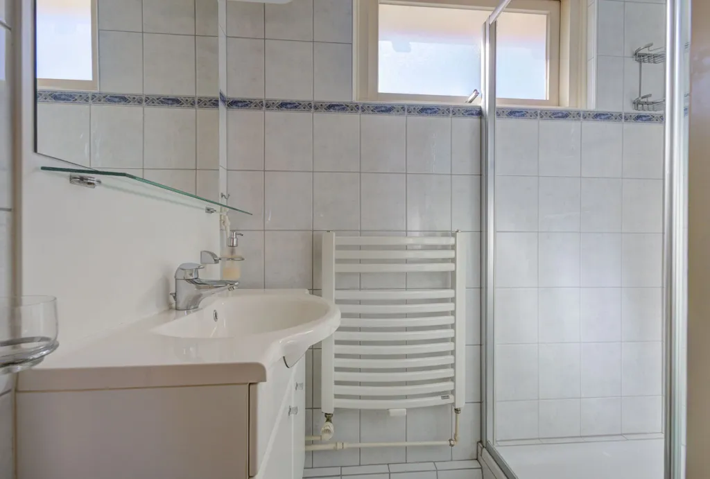 Salles de bain - Corner House with Terrace in Etten-Leur