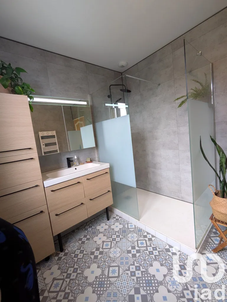 Salles de bain - Maison rénovée avec jardin en Périgord noir