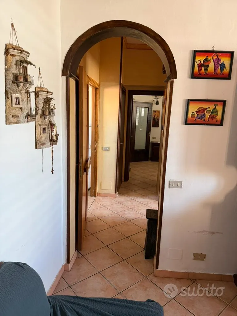 Entrée - Armed Apartment on Upper Floor in Historic Centre