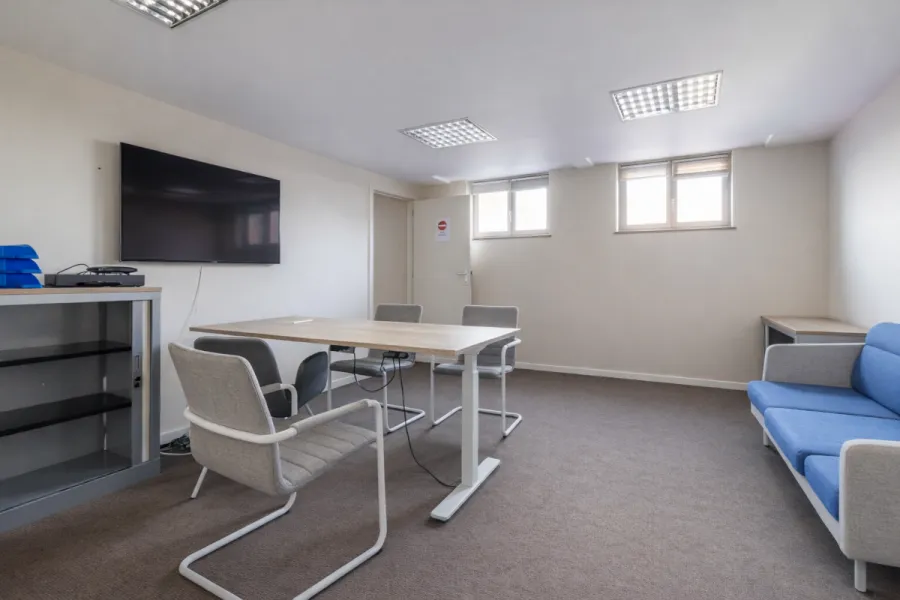 Bureau - Ensemble Professionnel avec Bureaux et Entrepôt à Wavre