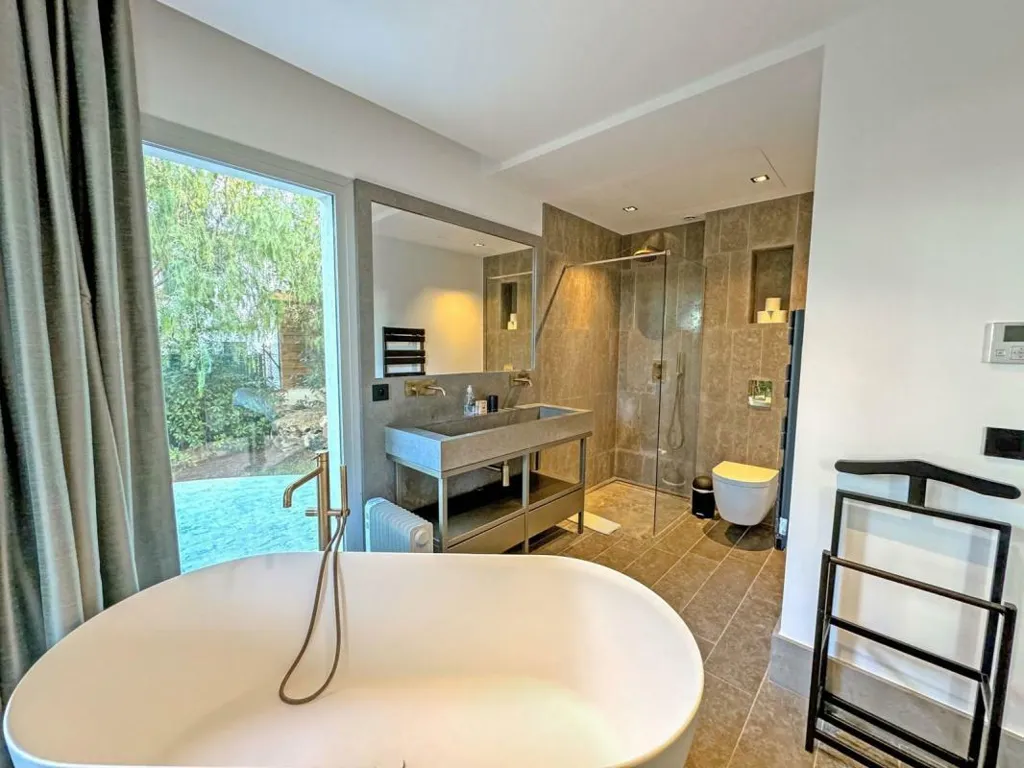 Bathrooms - 1950s Villa with Sea View in Cap d'Antibes