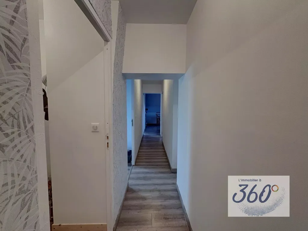 Esik - Renovated Farmhouse with Pool in Louhans