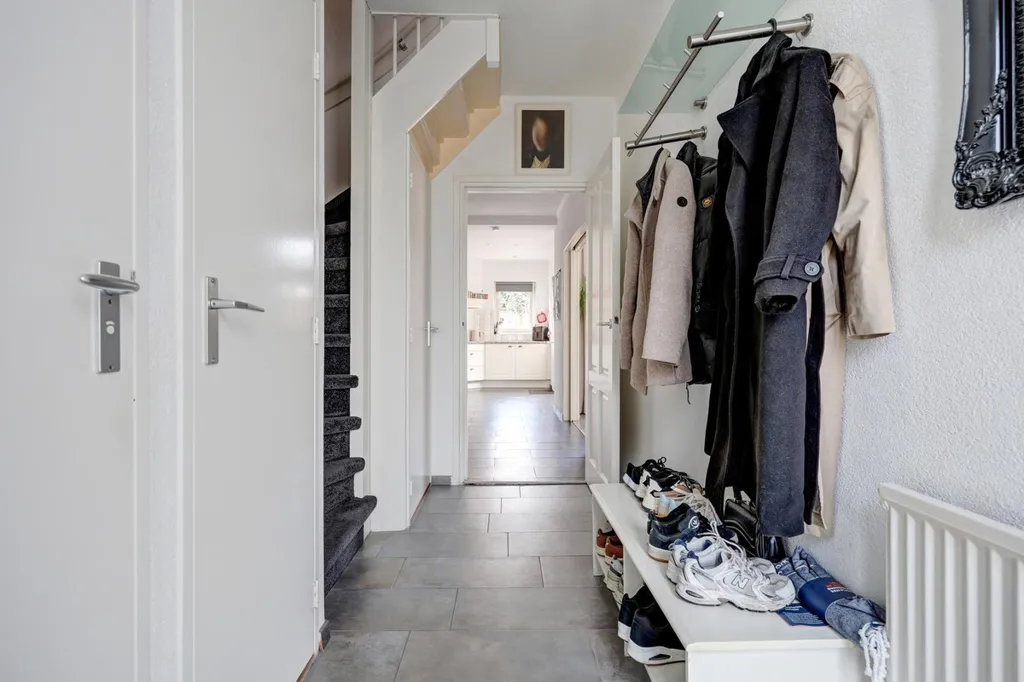 Esik - Two-Storey House with Garden in Almelo