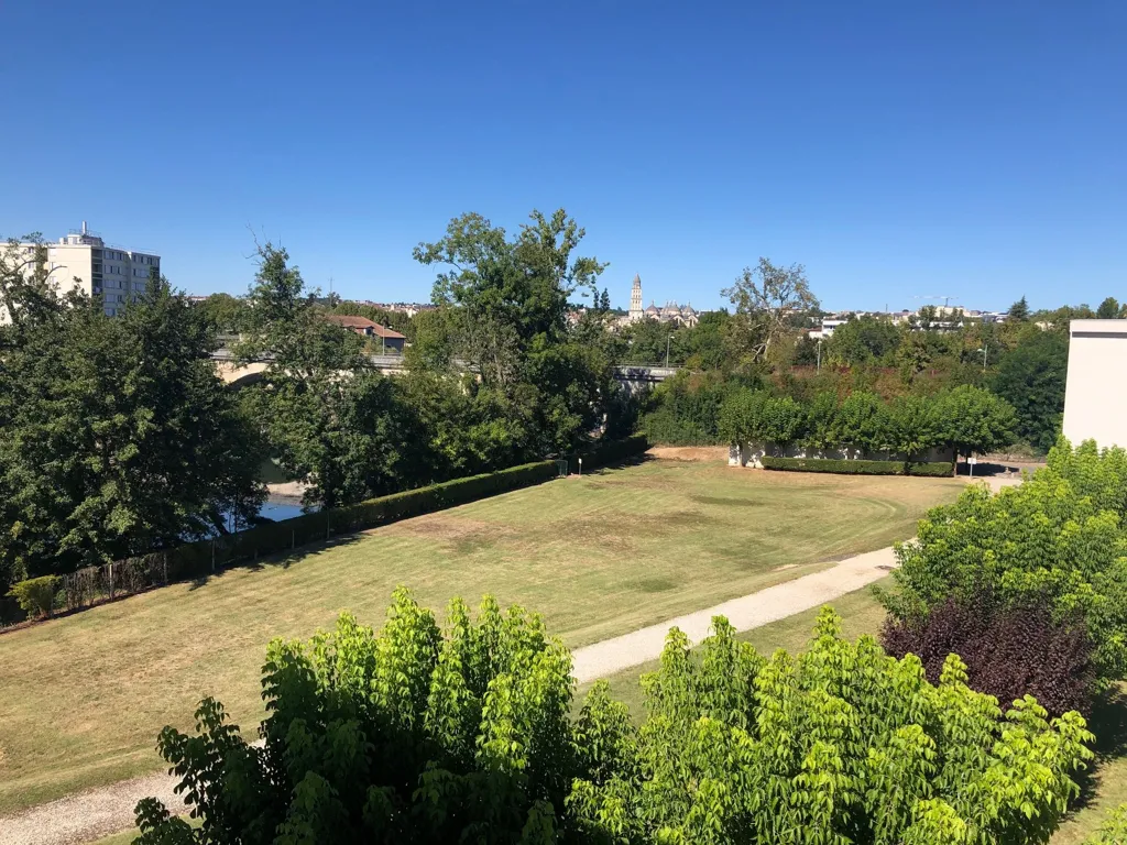 Jardin - Appartement Meublé avec Balcon à Périgueux