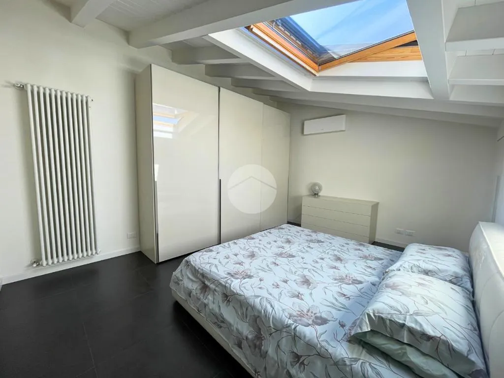Chambres - Refined Two-Level Apartment with Lake View in Sarnico