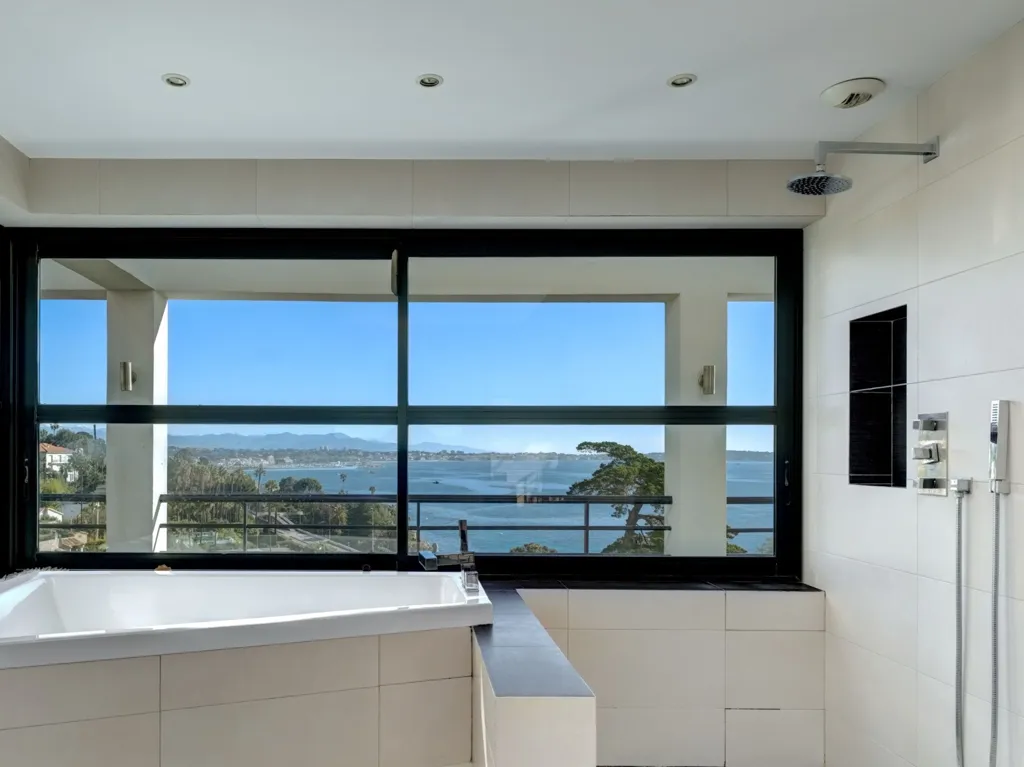 Salles de bain - Villa Luxueuse avec Vue Mer à Cannes Californie