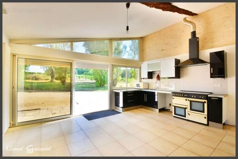 Köök - Charming Stone House with Pool in Gironde
