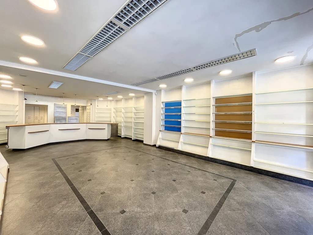 Pièces - Local Commercial avec Vitrine dans le Centre de Bruxelles