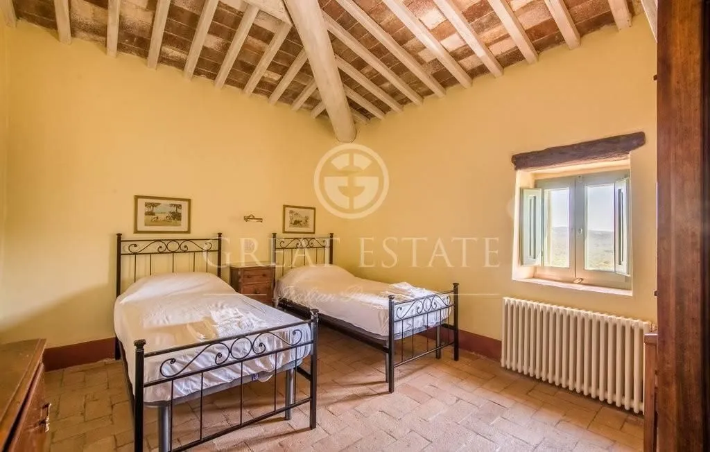 Bedrooms - Rustic Tuscan Cottage with Pool in Radicondoli
