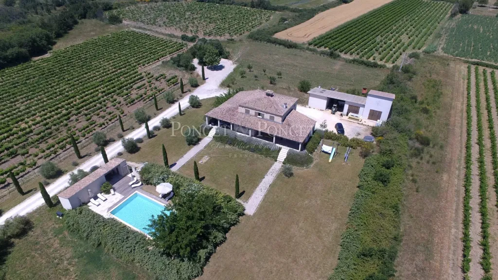 Vue aérienne - Vignoble avec Piscine près d'Uzès