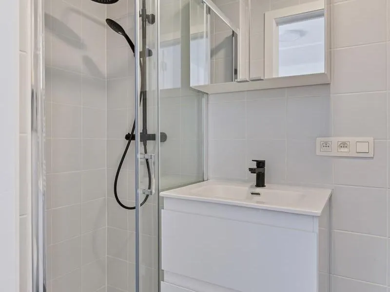 Salles de bain - Studio Rénovée avec Grandes Vues à Leuven