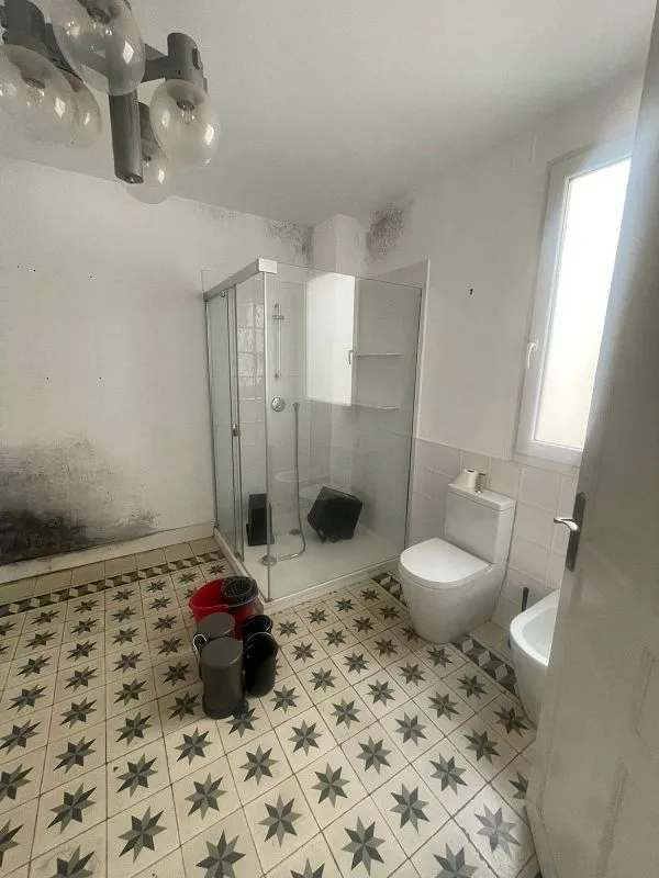 Bathrooms - Apartment with Balcony in Valladolid Centre