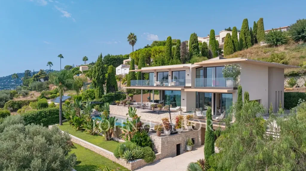 Vue aérienne - Villa Luxueuse avec Vue Mer à Golfe-Juan