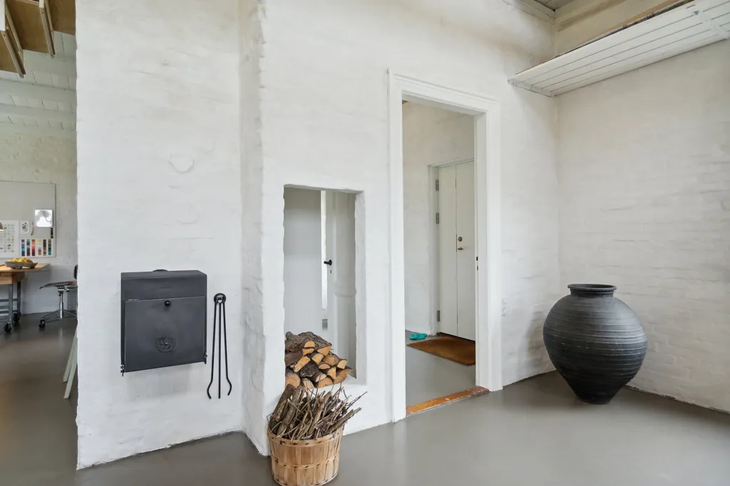 Entrée - Renovated Red Brick Villa with Water View