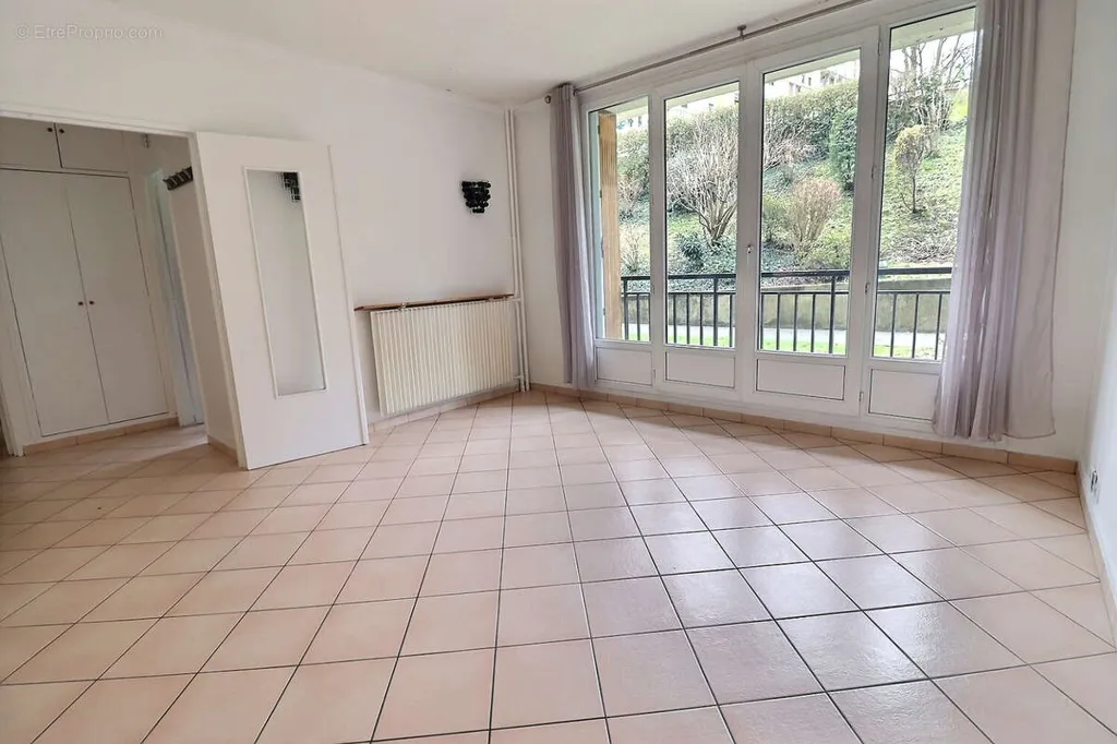 Soggiorno - 2-Bedroom Apartment with Parking in Chaville